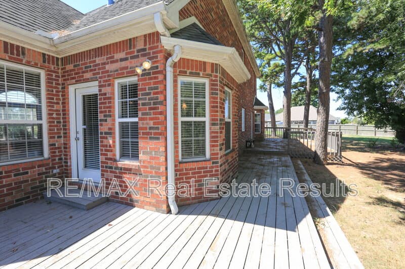 Rogers House: 5300 S 44th Pl
