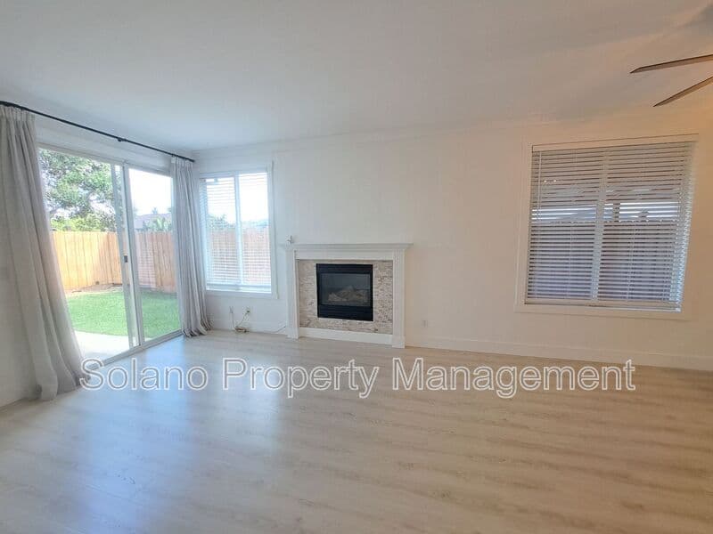 Vacaville House: 472 Somerville Circle