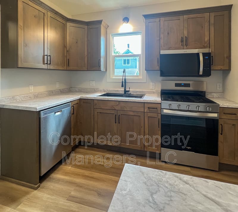 Albert Lea House: 711 Clausen Avenue