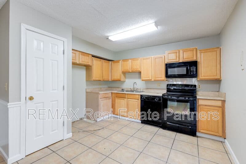 Hattiesburg House: 605 Hacienda Ave