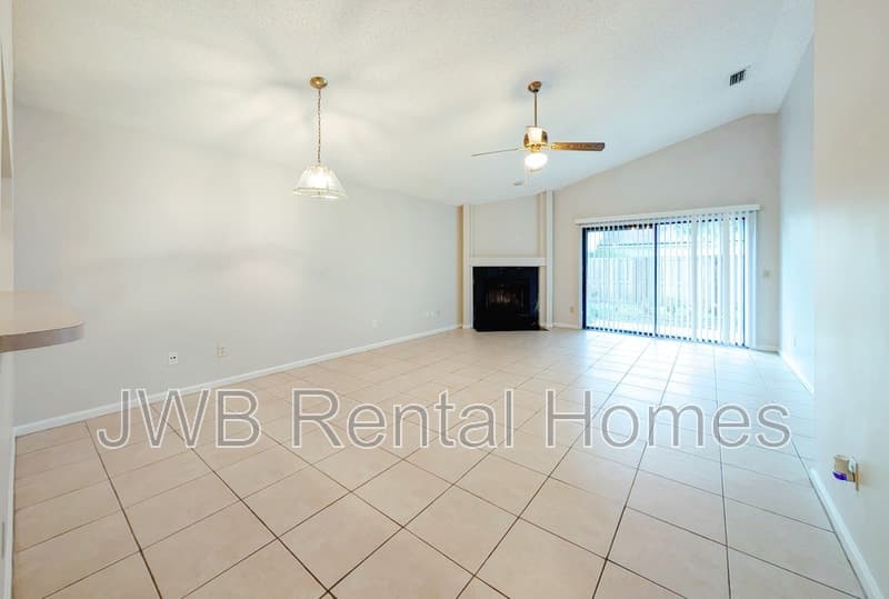 Jacksonville House: 2284 Destine Ln