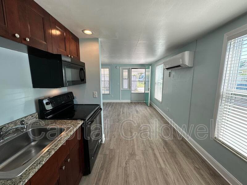 Dunedin House: 425 Milwaukee Ave