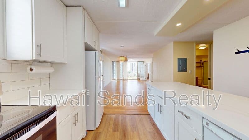 Honolulu House: 1717 Ala Wai Blvd