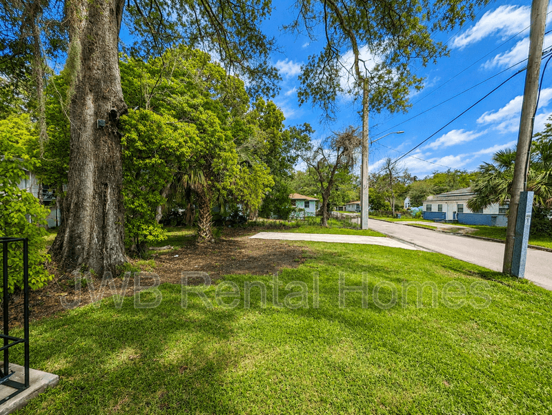 Jacksonville House: 1503 6th St W