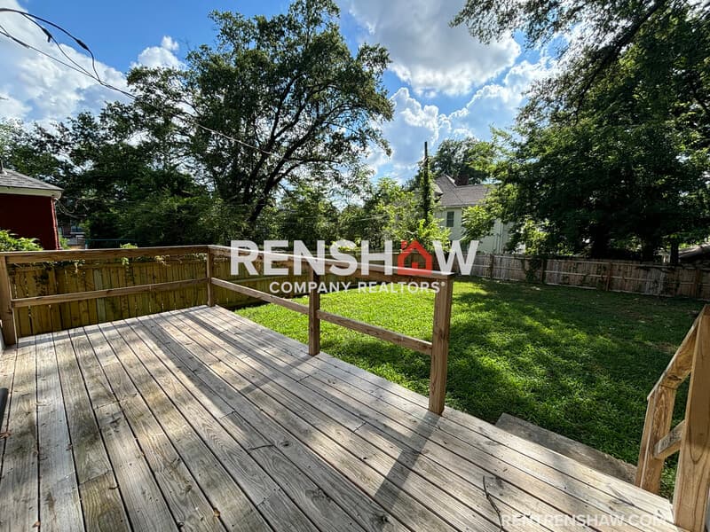 Memphis House: 59 N Willett St