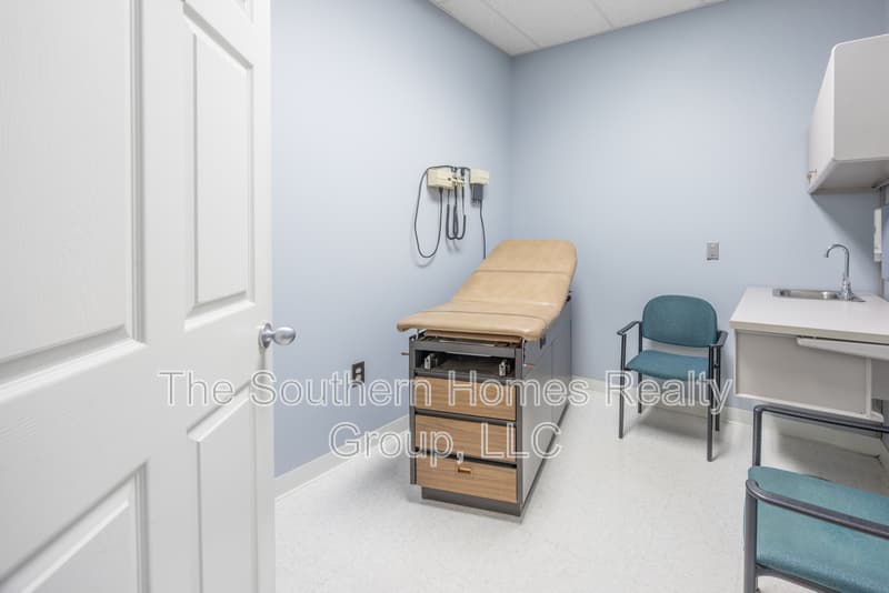 Etowah House: 305 Grady Road - 1