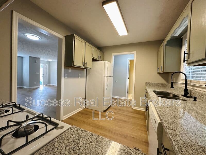 Kennesaw House: 1016 Kennesborough Rd NW