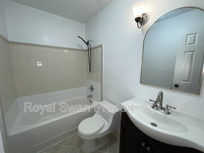 Auburndale House: 222 Lakeview Drive