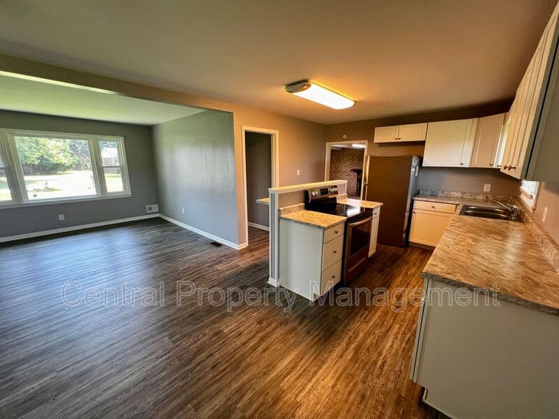 Spartanburg House: 104 Madison Circle