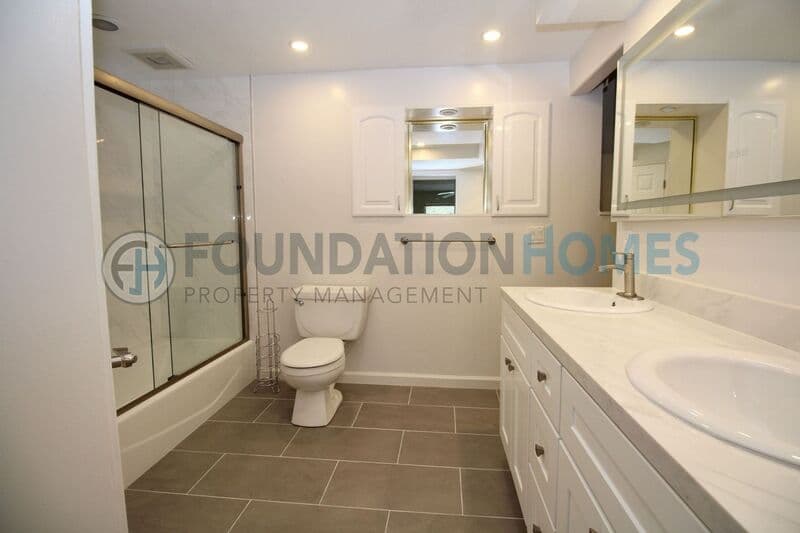 Fairfax House: 93 Live Oak Ave