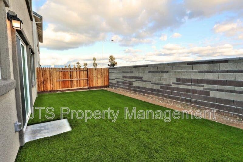 Roseville House: 2049 Shady Tree Circle