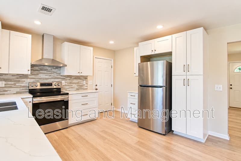 Charleston House: 305 Millcreek Drive