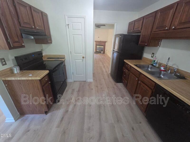 Raleigh House: 6550 Thetford Ct