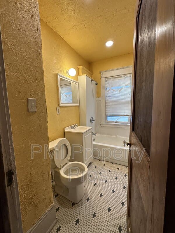 Milwaukee Condo: 2566 N 41st St