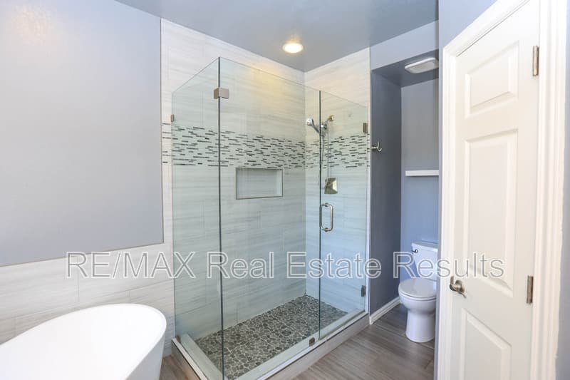 Rogers House: 5300 S 44th Pl
