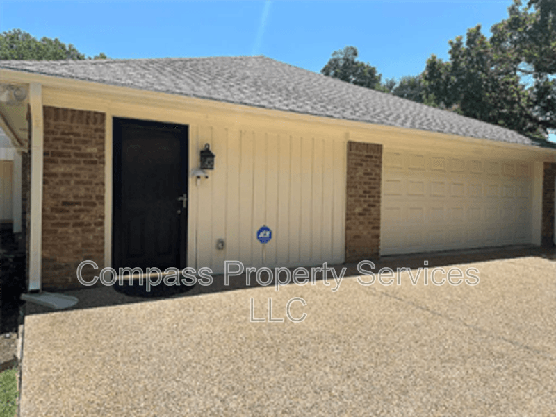 Woodway House: 902 Woodland West