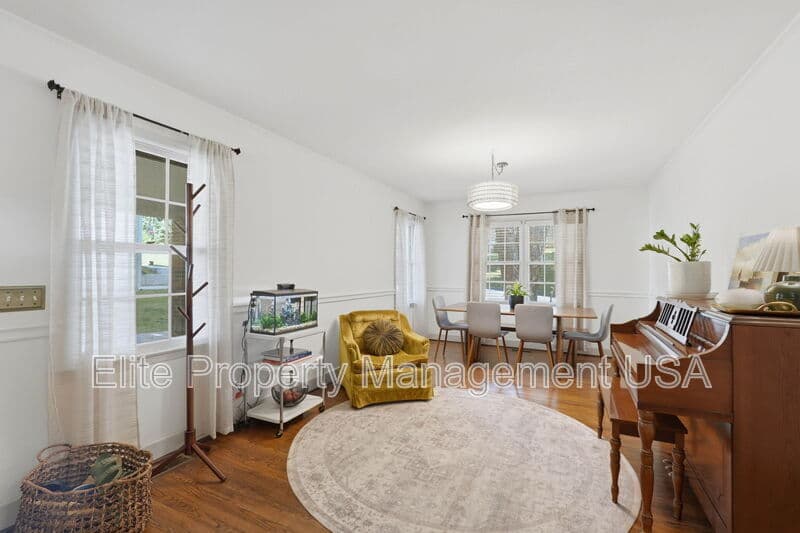 Gainesville House: 1338 Northwood Cir NE