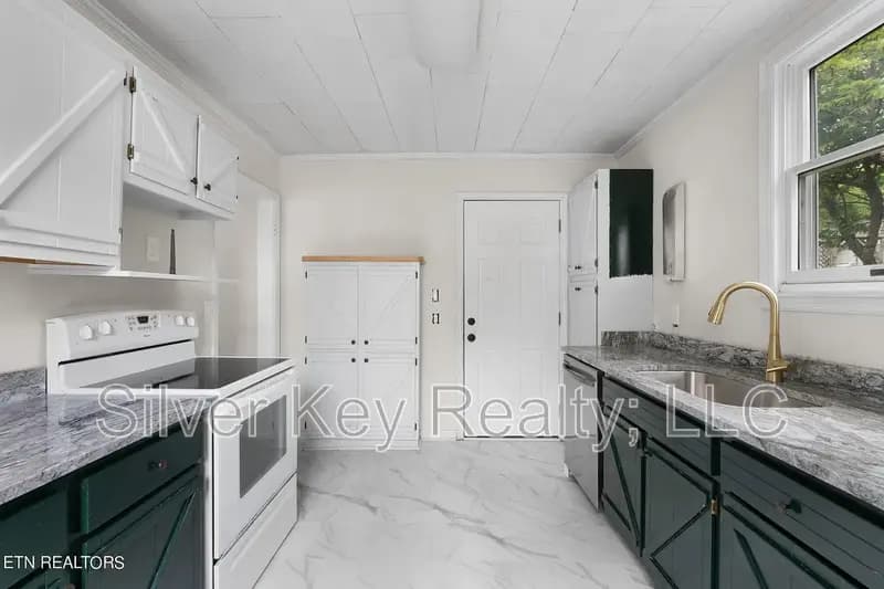 Athens House: 322 Lynn Avenue