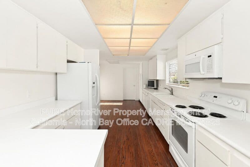 Santa Rosa House: 320 Oak Leaf Cir