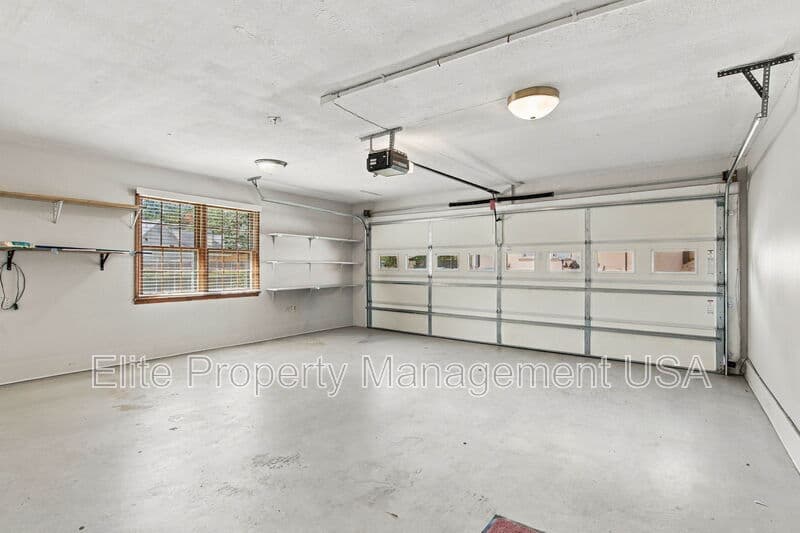 Gainesville House: 1028 Holly Drive