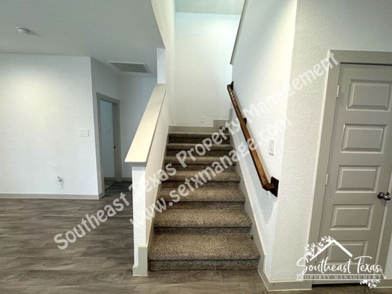 Anahuac House: 111 Lakeway Circle
