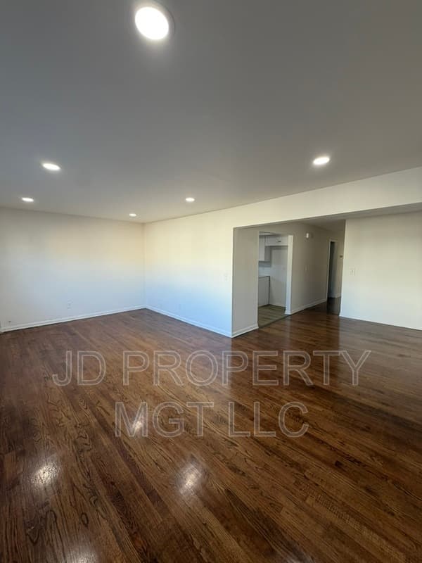 FAIRVIEW Condo: 458 WALKER STREET - 2