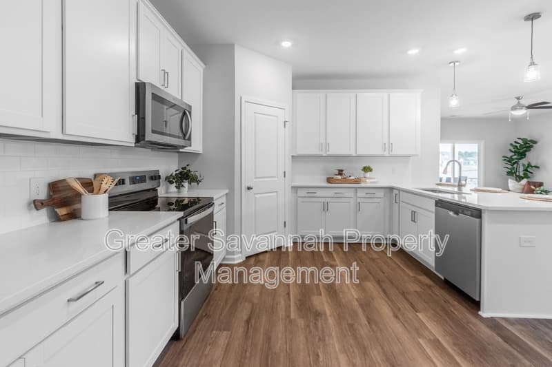 Pooler House: 202 Bircholt Grove
