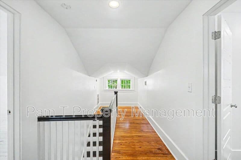 Savannah House: 1118 E Duffy St