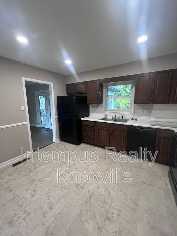 Knoxville House: 10917 Sonja Dr