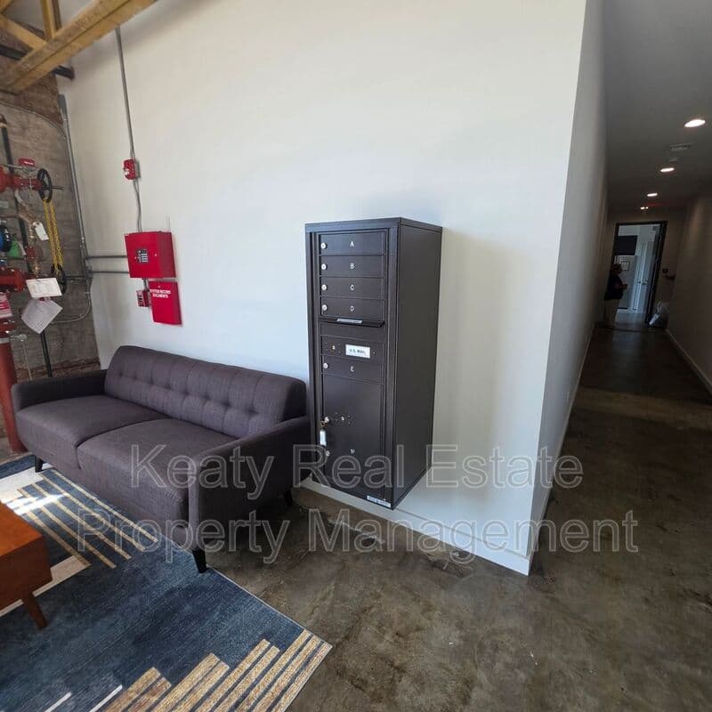 Lafayette House: 136 E Cypress St
