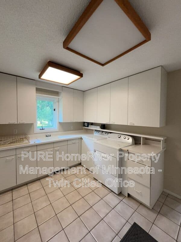 Edina House: 7420 Hyde Park Cir