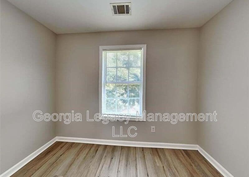 Monroe House: 407 Maple Way