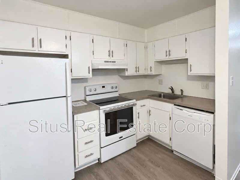 Lakewood House: 1330 Zephyr St.