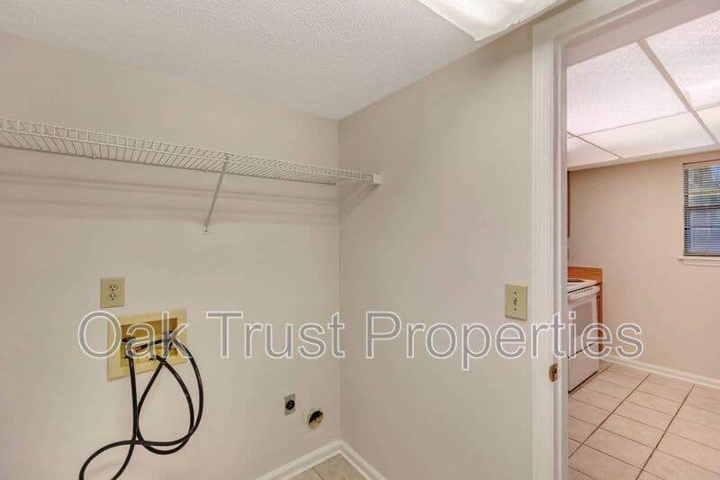 Summerville Townhome: 593 Travelers Blvd