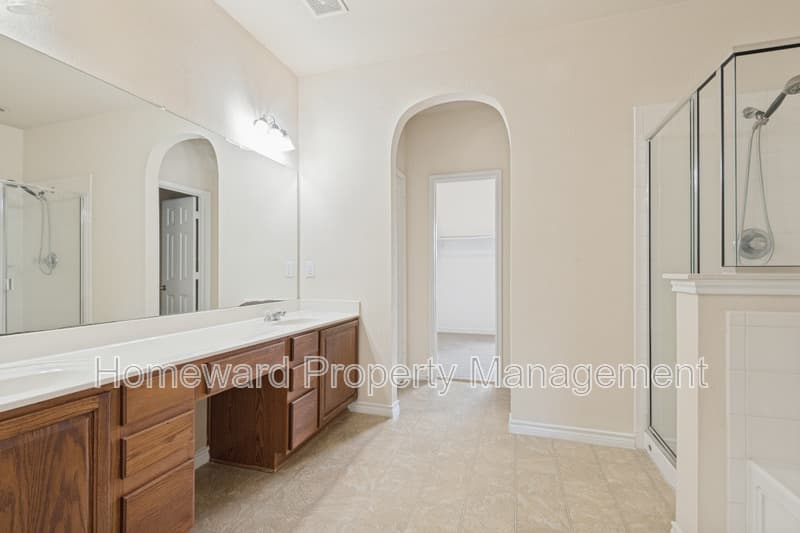 Euless House: 307 Moonlight Drive
