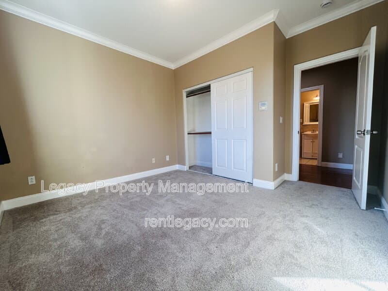 Fairfield House: 2136 Fieldcrest Ave