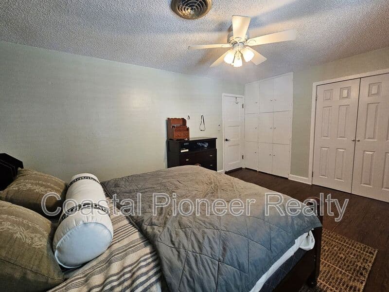 Tampa House: 7301 N 13th St