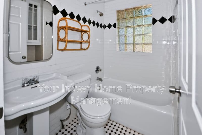 Atlanta House: 1420 Beatie Ave Sw