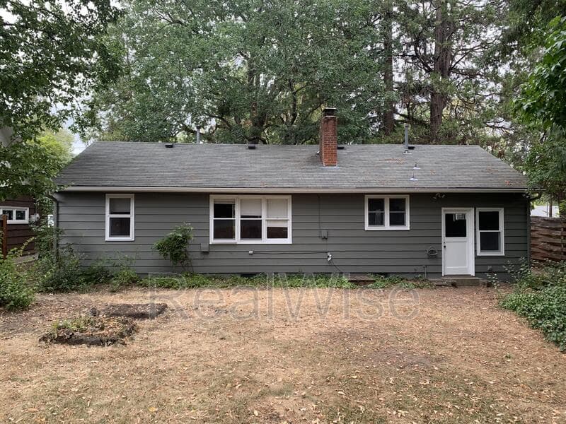 Grants Pass House: 1324 NW Washington Blvd