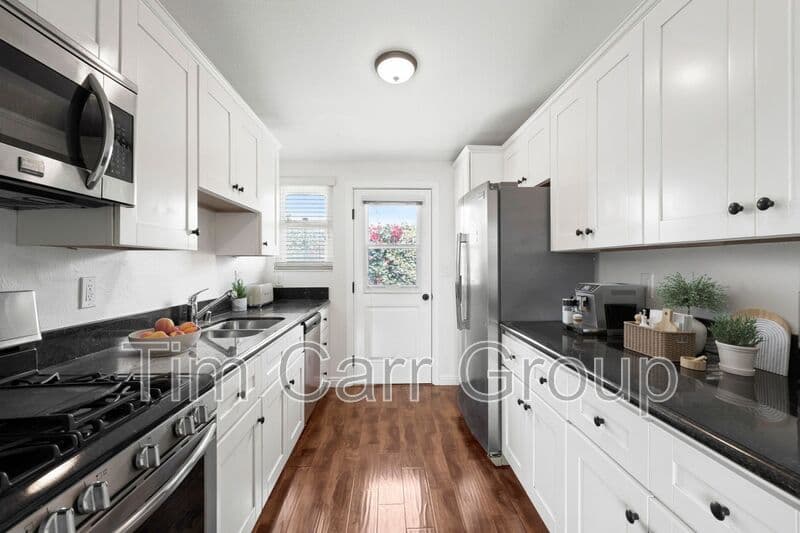 Costa Mesa Condo: 241 E 18th Street
