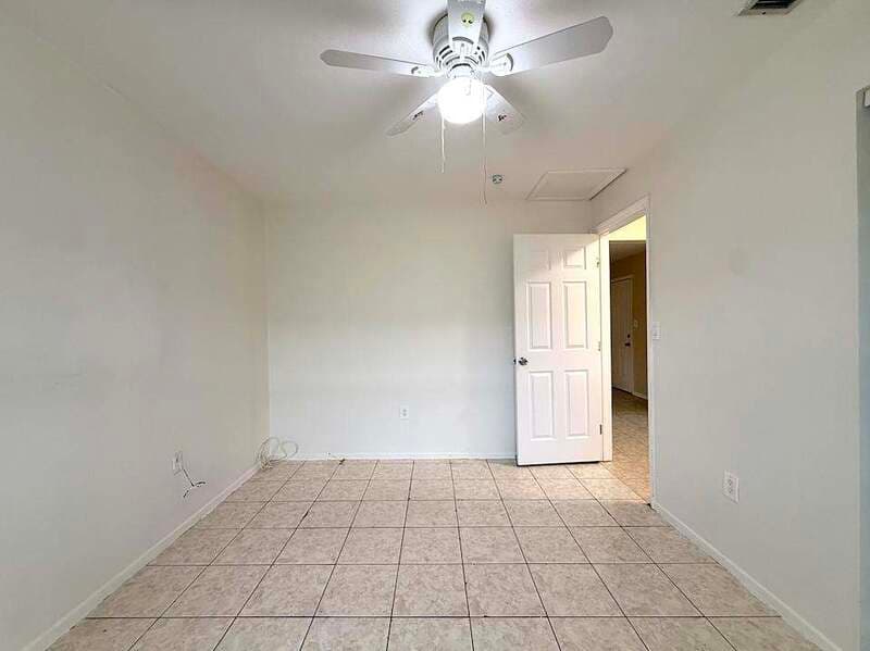 Fort Myers House: 2985 Saint Charles Street