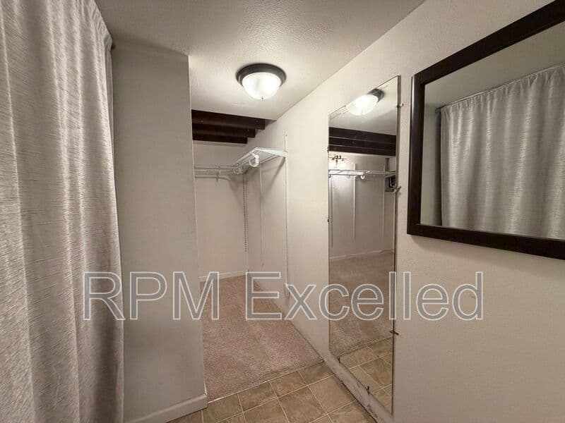 Kent House: 24625 148th Ave SE