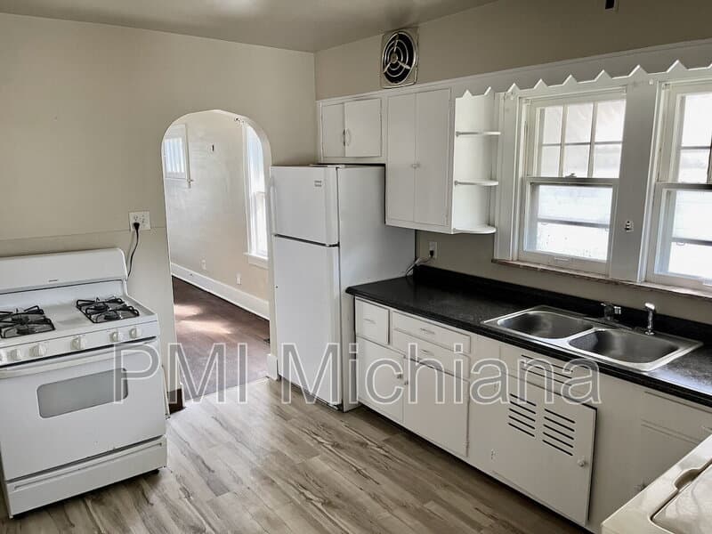 Mishawaka House: 121 W 12th St