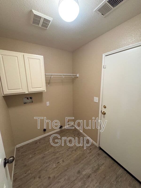 Visalia House: 2967 West Jerome Ave