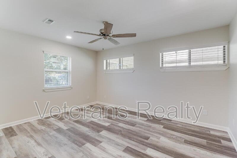 Long Beach House: 129 Quarles Street