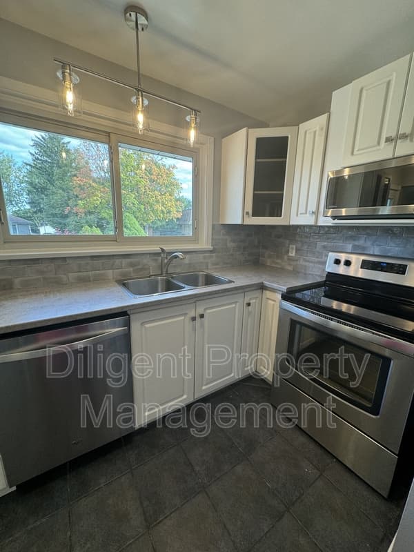 Peterborough House: 1209 Trentway Vista