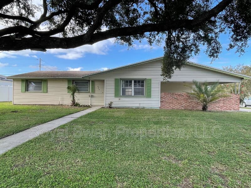 Lakeland House: 303 Thornwood Way