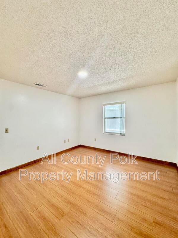 Lakeland House: 3919 Lehman Ct