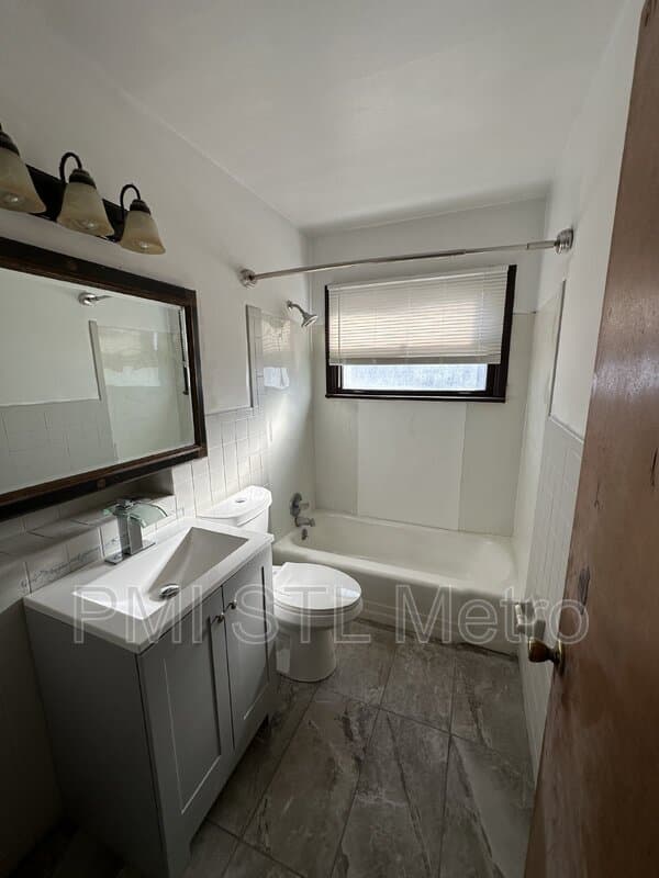 Saint Louis House: 1450 Fairmeadows Ln