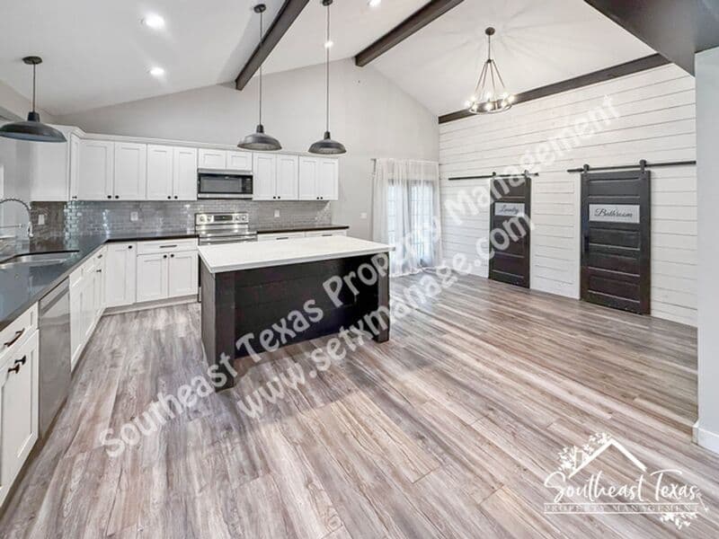 Vidor House: 990 Springdale Street